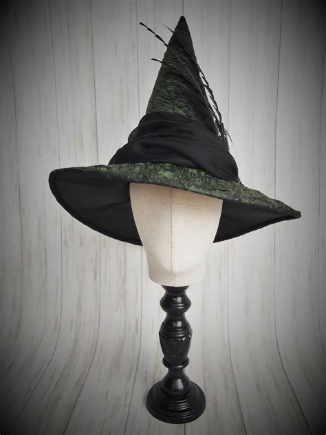 Cosplay Witch Hat Tutorial: Transforming Ordinary Materials into Magic